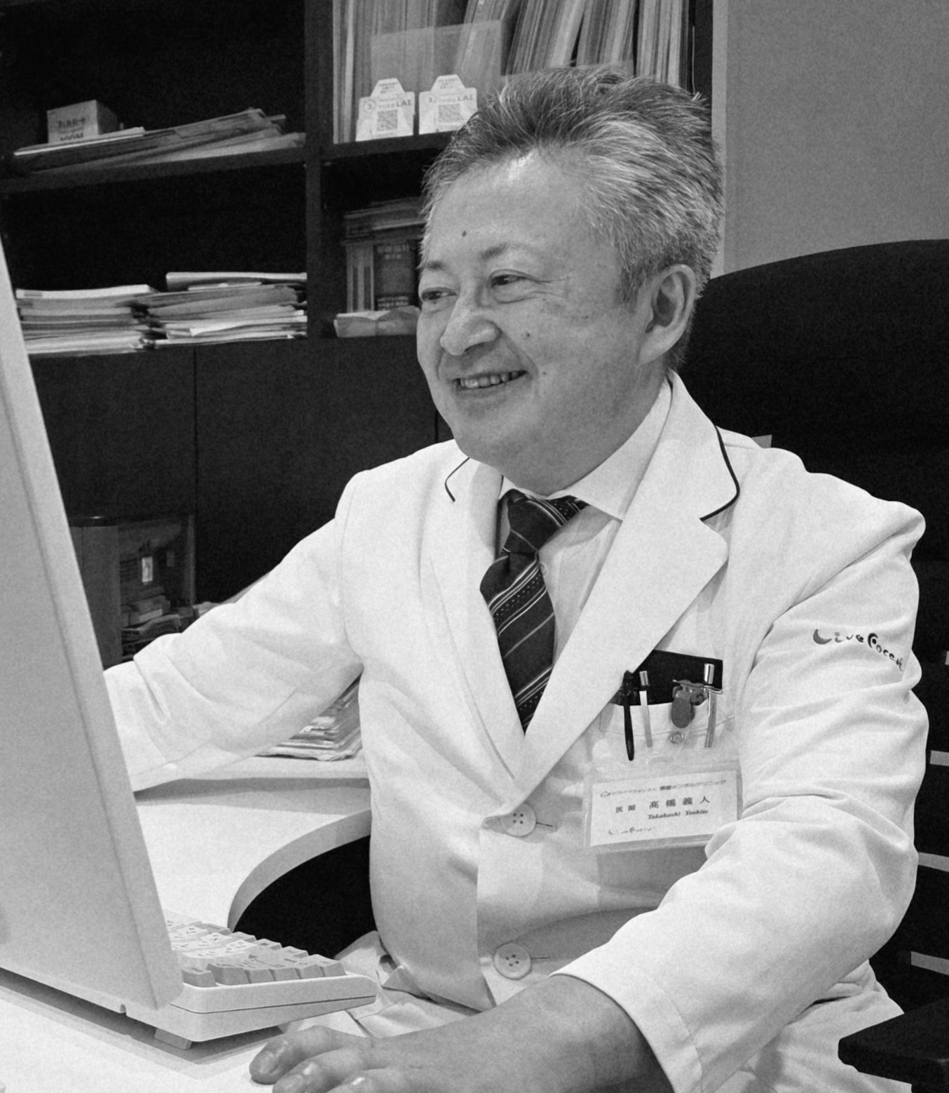 診察室で笑顔で話を聞く桑園メンタルクリニックの院長